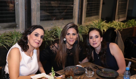  Laura Escartín, Tessy González y Pituca Escartín.