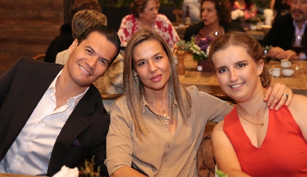  Sergio Zapata, Marcela y Sofía Torres.