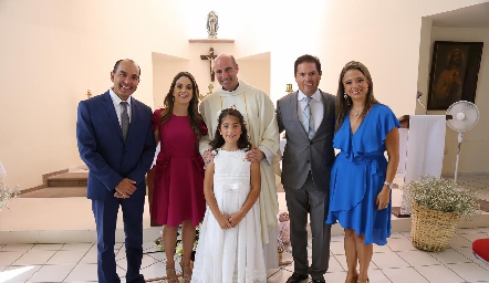  Paulina con sus papás Jorge Acebo y Gabriela Lara y padrinos Viviana Padrón y Arturo Martínez.