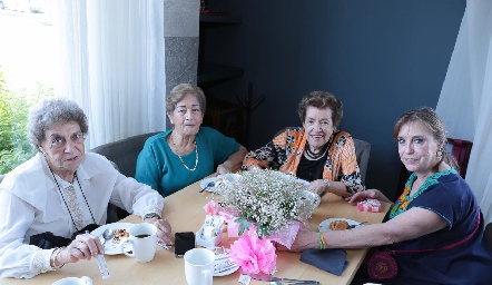 Popi Neumann, Julieta Páez de Rodríguez, Yolanda de Martínez y Frida Neumann.