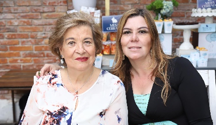  Nona Berrones y Gabriela Lozano.