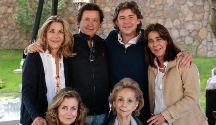  Concha Medina de López con sus hijos.