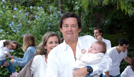  Carlos López con su nieta Sofía.