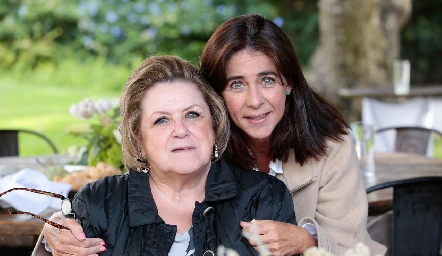  María Estela Ocejo y Gabriela López.