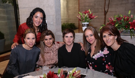  Malena Sánchez, Maiela Conde, Gaby Flores, Claudia Hinojosa, Begoña Acebo y Rocío Güemes.