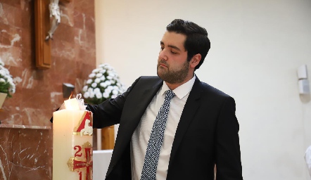  El padrino José Enrique Zamanillo encendiendo compartiendo la Luz de Cristo.