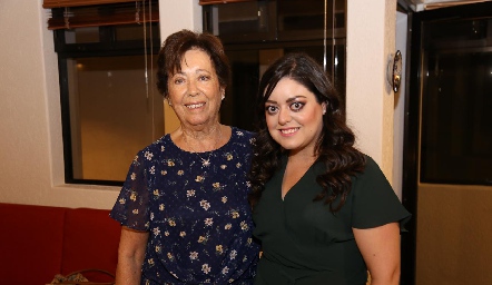 .Concepción Nieto con su nieta Andrea Gutiérrez