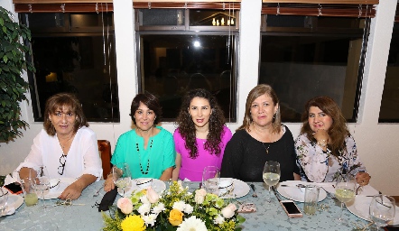  Teresa Robledo, Miriam Bravo, María José Robledo, Fátima Robledo y Renata Flores.