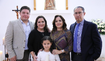  Montse Córdova con sus papás y padrinos.