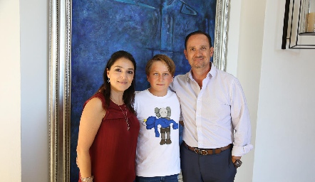  Santiago con sus papás Adriana Calderón y Manuel Toledo.