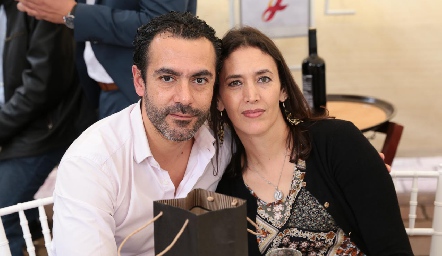 Israel García y Gabriela Abud.