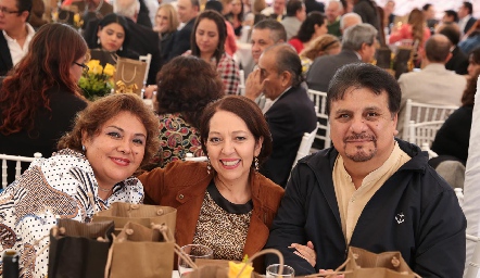  Leticia Robles, Sara Flores y Luis Reyes.