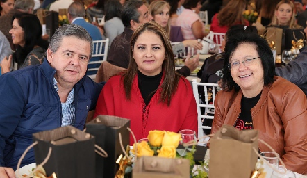  José Pruneda, Marcela Novoa y doctora.