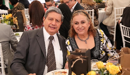 José Antonio Ramos y Guadalupe Flores.