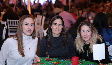  Brenda Romo, Luza González y Giselle Báez.