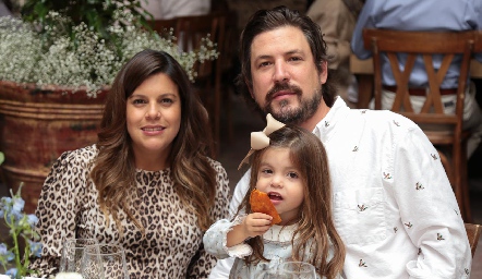  María José Barragán y Diego Rodríguez con su hija Anajose.