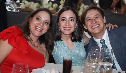  Alejandra Herrera, Natalia Díaz y Carlos Romero.