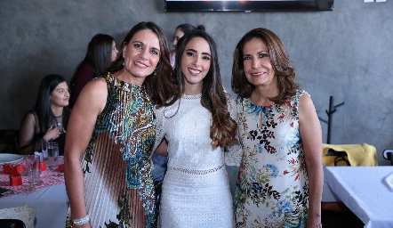  Guadalupe Bárcena, Lorena Cuadra y Belinda Carrera de Cuadra.