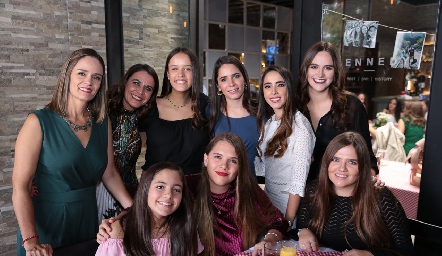  Lorena y Guadalupe Bárcena, Natalia Gutiérrez Bárcena, Guada Álvarez Bárcena, Lorena Cuadra, Cuque Valle Bárcena, Carmina Gutiérrez Bárcena, Ana Sofía y Regina Solana Bárcena.