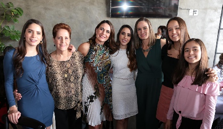 Guada Álvarez, Lupita García de Bárcena, Guadalupe Bárcena, Lorena Cuadra, Lorena Bárcena, Natalia y Carmina Gutiérrez Bárcena.