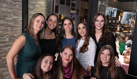  Lorena Bárcena, Natalia Gutiérrez Bárcena, Guada Álvarez Bárcena, Lorena Cuadra, Cuque Valle Bárcena, Carmina Gutiérrez Bárcena, Ana Sofía y Regina Solana Bárcena.