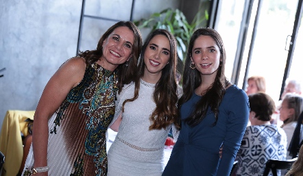 Lore con su suegra y su cuñada, Guadalupe Bárcena y Guada Álvarez.
