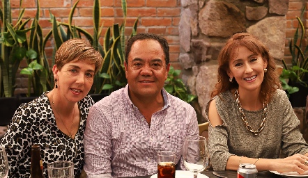  Ana Hunter, Alejandro Aguillón y Déborah Díaz de Sandi.