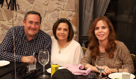 Fidel Garza, Ana Rangel y Claudia Castro.