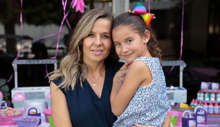  Marcela Torres con su hija Alexia.