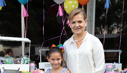  Mónica Labastida con sus nietos Alexia, María y Santiago.