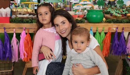  Mary Carmen Meade con sus hijos Fernanda y Daniel Torres.