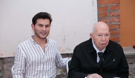  José Ramón y su abuelo Virgilio Garza y Garza.