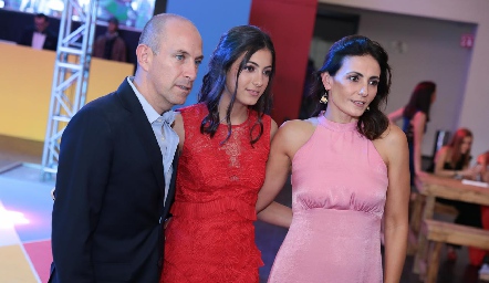  Juan Carlos Nieto y Claudia Artolózaga de Nieto con su hija Marina.
