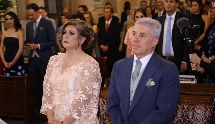  Rosaura López y Gustavo Ibarra, papás de la novia.
