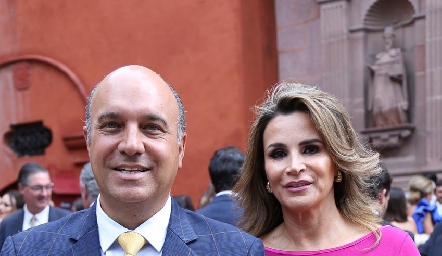 Roberto Alcalde y Bertha Barragán de Alcalde.