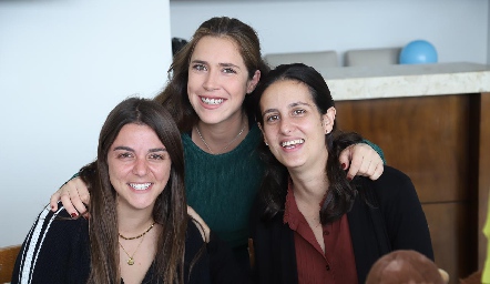  María Palomar, Carmelita Berrueta y Montse.