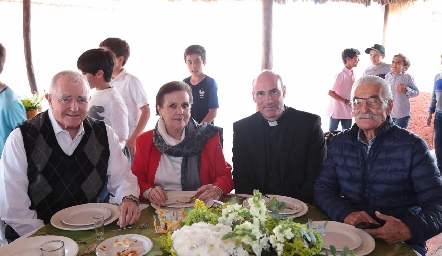  Juan Hernández, Martha Cossío, Padre Francisco y Juan Manuel Subirana.