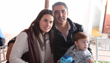 Isa López y Jorge Cortés con su hijo.