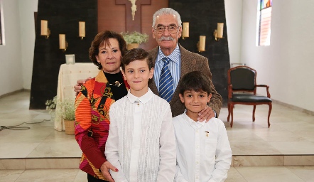 Mercedes Muñiz y Juan Manuel Subirana con sus nietos.