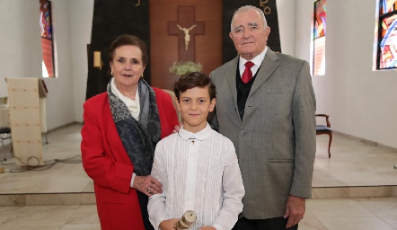  Martha Cossío y Juan Hernández ycon su nieto José Manuel.