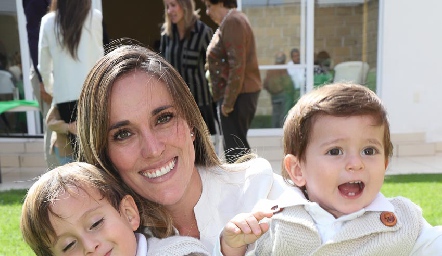  Daniela, Santi y Sebastián Guerra.