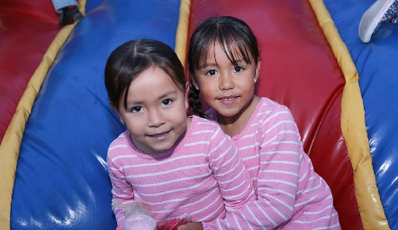  Renata y Camila.