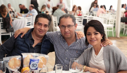  César Ramos, Javier Córdova y Marilupe Córdova.