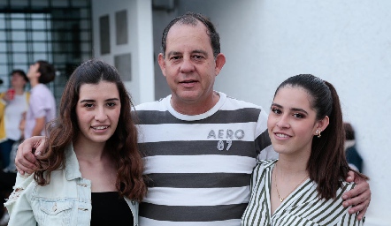  Paulina, Pepe y Vanessa Correa.
