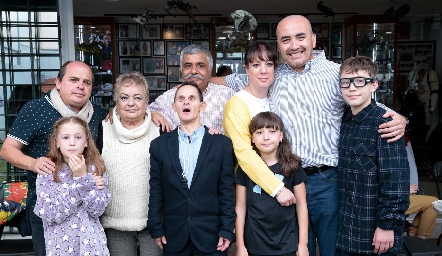  Fernando con la familia Trujillo.