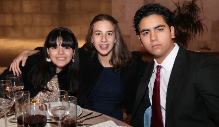 Isabella Malo, Lorena Vega y Oscar Mendoza.