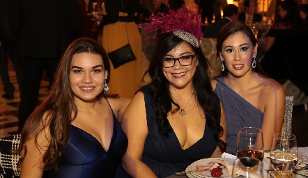 Yana Samarini, Daniela Morales y Daniela Usucua.