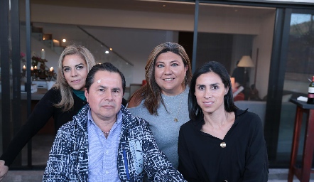 Paola Serment, Tania Morales, César Contreras y Rita Salinas .