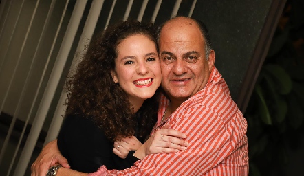  Andrea con su papá Jorge Schekaibán.