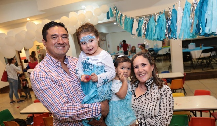  Raúl Figueroa y Ariadni Stavros con sus hijas Danica e Irene.